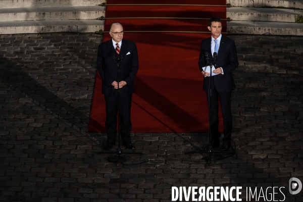 Bernard Cazeneuve et Manuel Valls. Passation de pouvoir à l Hôtel de Matignon