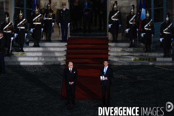 Bernard Cazeneuve et Manuel Valls. Passation de pouvoir à l Hôtel de Matignon