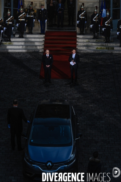 Bernard Cazeneuve et Manuel Valls. Passation de pouvoir à l Hôtel de Matignon