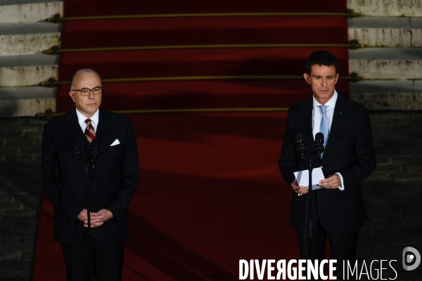 Bernard Cazeneuve et Manuel Valls. Passation de pouvoir à l Hôtel de Matignon