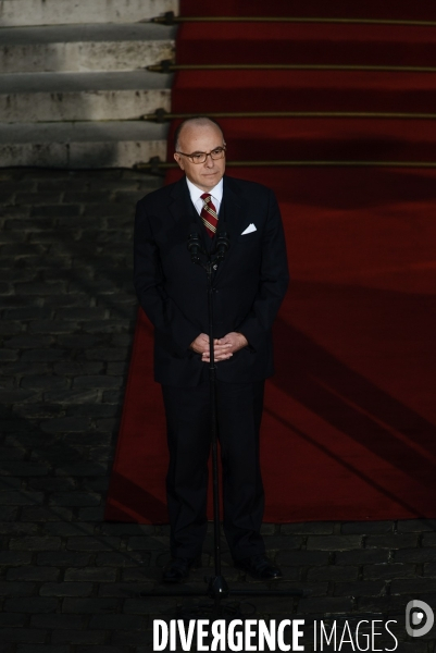 Bernard Cazeneuve et Manuel Valls. Passation de pouvoir à l Hôtel de Matignon