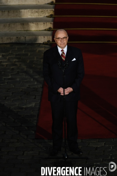Bernard Cazeneuve et Manuel Valls. Passation de pouvoir à l Hôtel de Matignon