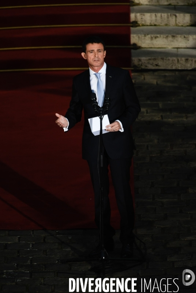 Bernard Cazeneuve et Manuel Valls. Passation de pouvoir à l Hôtel de Matignon