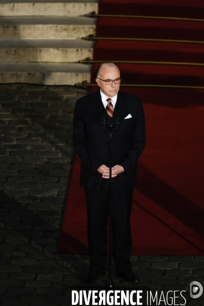 Bernard Cazeneuve et Manuel Valls. Passation de pouvoir à l Hôtel de Matignon