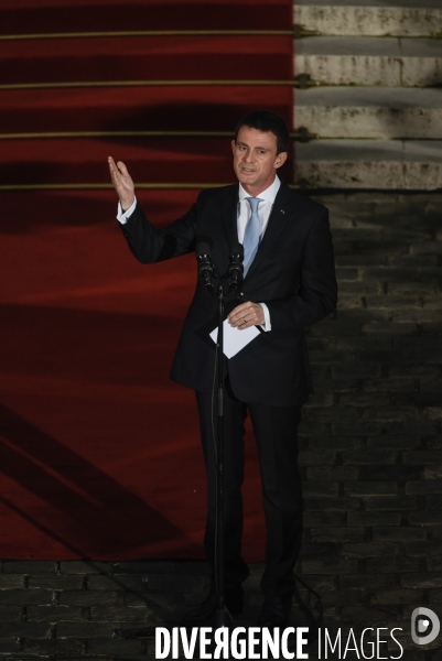 Bernard Cazeneuve et Manuel Valls. Passation de pouvoir à l Hôtel de Matignon