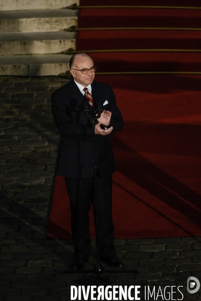 Bernard Cazeneuve et Manuel Valls. Passation de pouvoir à l Hôtel de Matignon