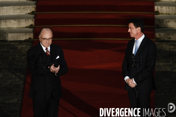 Bernard Cazeneuve et Manuel Valls. Passation de pouvoir à l Hôtel de Matignon