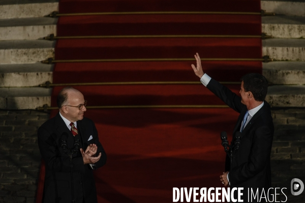 Bernard Cazeneuve et Manuel Valls. Passation de pouvoir à l Hôtel de Matignon