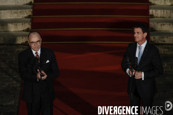 Bernard Cazeneuve et Manuel Valls. Passation de pouvoir à l Hôtel de Matignon