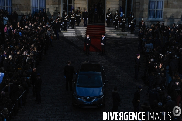 Bernard Cazeneuve et Manuel Valls. Passation de pouvoir à l Hôtel de Matignon