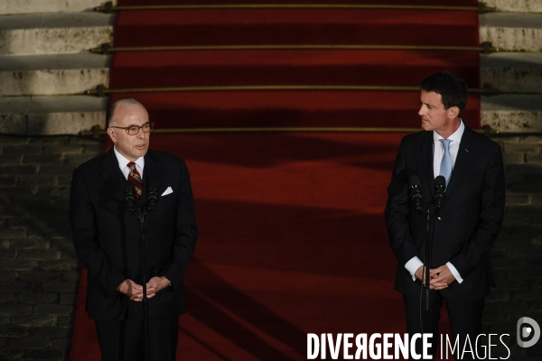 Bernard Cazeneuve et Manuel Valls. Passation de pouvoir à l Hôtel de Matignon