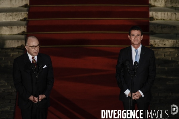 Bernard Cazeneuve et Manuel Valls. Passation de pouvoir à l Hôtel de Matignon