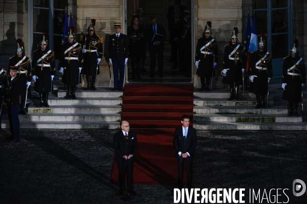 Bernard Cazeneuve et Manuel Valls. Passation de pouvoir à l Hôtel de Matignon