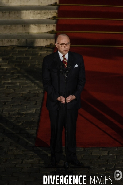 Bernard Cazeneuve et Manuel Valls. Passation de pouvoir à l Hôtel de Matignon