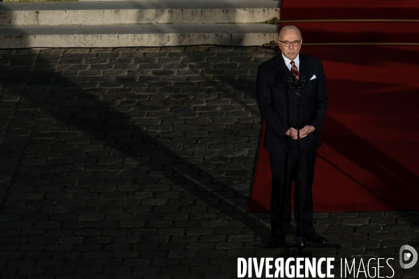 Bernard Cazeneuve et Manuel Valls. Passation de pouvoir à l Hôtel de Matignon