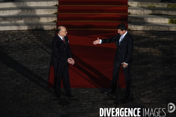 Bernard Cazeneuve et Manuel Valls. Passation de pouvoir à l Hôtel de Matignon