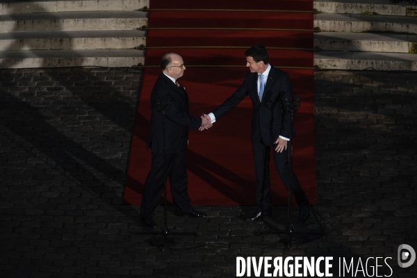 Bernard Cazeneuve et Manuel Valls. Passation de pouvoir à l Hôtel de Matignon