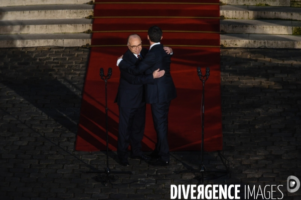 Bernard Cazeneuve et Manuel Valls. Passation de pouvoir à l Hôtel de Matignon