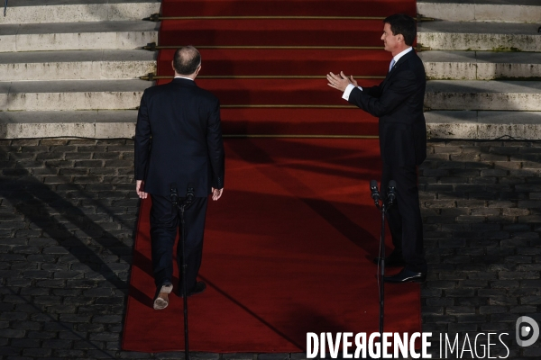 Bernard Cazeneuve et Manuel Valls. Passation de pouvoir à l Hôtel de Matignon