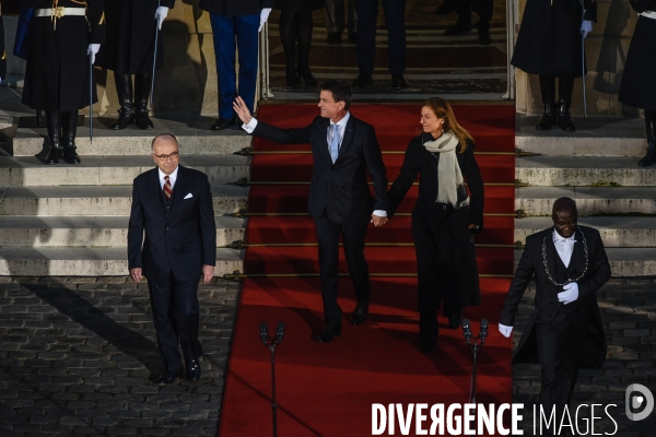 Bernard Cazeneuve et Manuel Valls. Passation de pouvoir à l Hôtel de Matignon