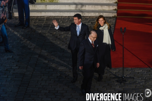 Bernard Cazeneuve et Manuel Valls. Passation de pouvoir à l Hôtel de Matignon