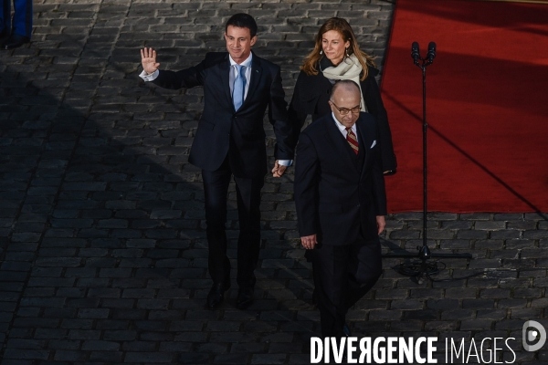 Bernard Cazeneuve et Manuel Valls. Passation de pouvoir à l Hôtel de Matignon