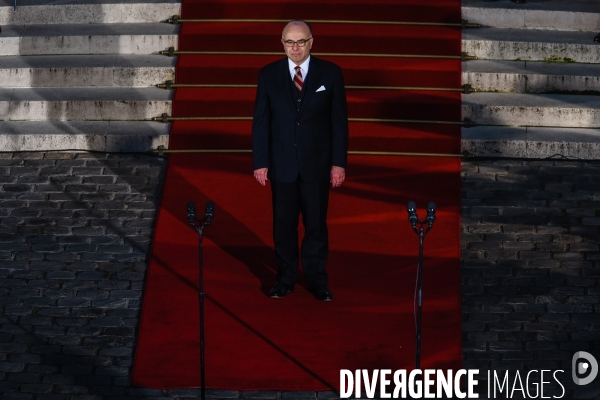 Bernard Cazeneuve et Manuel Valls. Passation de pouvoir à l Hôtel de Matignon