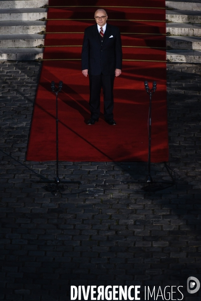 Bernard Cazeneuve et Manuel Valls. Passation de pouvoir à l Hôtel de Matignon
