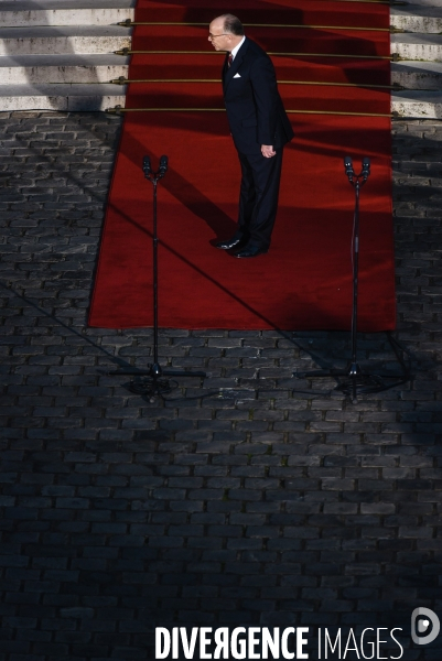 Bernard Cazeneuve et Manuel Valls. Passation de pouvoir à l Hôtel de Matignon