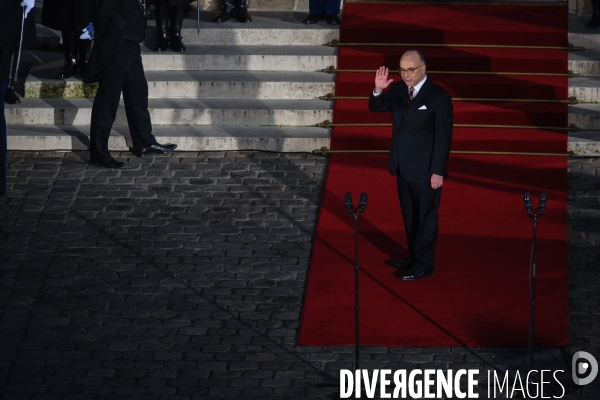 Bernard Cazeneuve et Manuel Valls. Passation de pouvoir à l Hôtel de Matignon