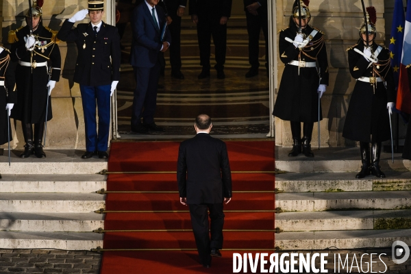 Bernard Cazeneuve et Manuel Valls. Passation de pouvoir à l Hôtel de Matignon