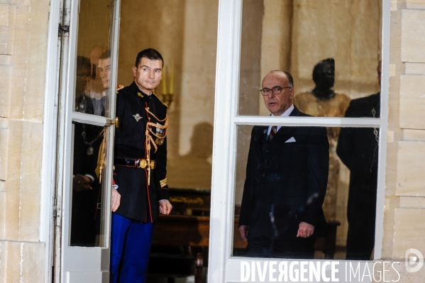 Bernard Cazeneuve et Manuel Valls. Passation de pouvoir à l Hôtel de Matignon