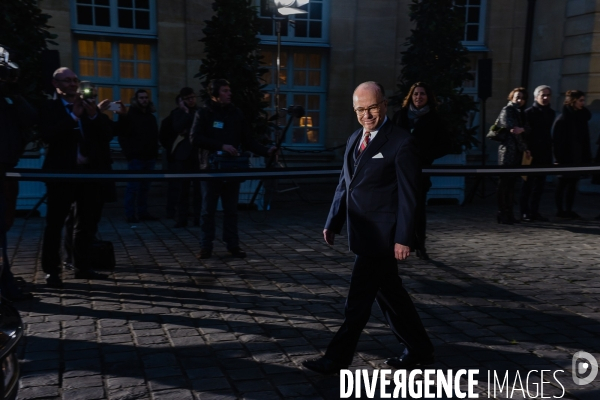 Bernard Cazeneuve et Manuel Valls. Passation de pouvoir à l Hôtel de Matignon