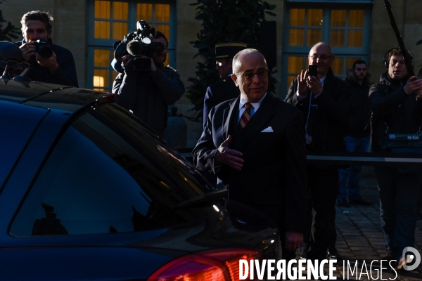 Bernard Cazeneuve et Manuel Valls. Passation de pouvoir à l Hôtel de Matignon