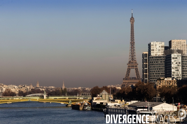 Vues de la tour Eiffel et de la couche de pollution aux particules fines qui surplombe Paris depuis près d une semaine entrainant une circulation alternée dans la capitale et les communes de proche banlieue.