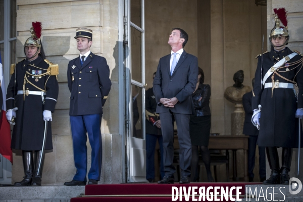 Passation de pouvoir entre Bernard Cazenauve et Manuel Valls à Matignon