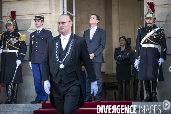 Passation de pouvoir entre Bernard Cazenauve et Manuel Valls à Matignon