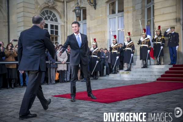Passation de pouvoir entre Bernard Cazenauve et Manuel Valls à Matignon
