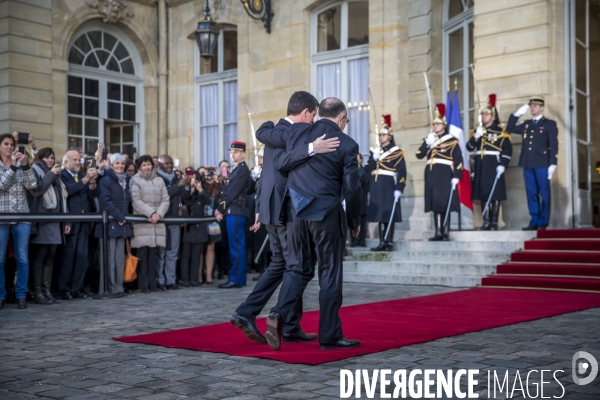 Passation de pouvoir entre Bernard Cazenauve et Manuel Valls à Matignon