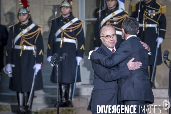 Passation de pouvoir entre Bernard Cazenauve et Manuel Valls à Matignon