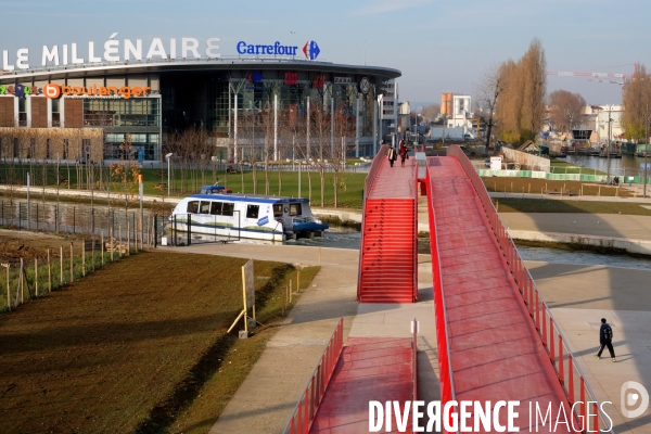 Le Grand Paris. La passerelle du canal Saint Denis entre Paris et Aubervilliers