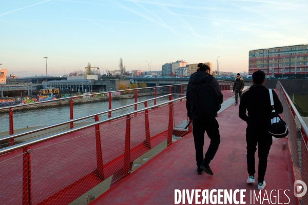 Le Grand Paris. La passerelle du canal Saint Denis entre Paris et Aubervilliers