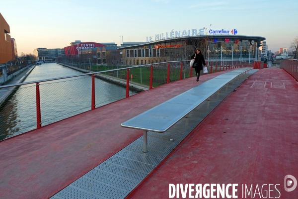 Le Grand Paris. La passerelle du canal Saint Denis entre Paris et Aubervilliers