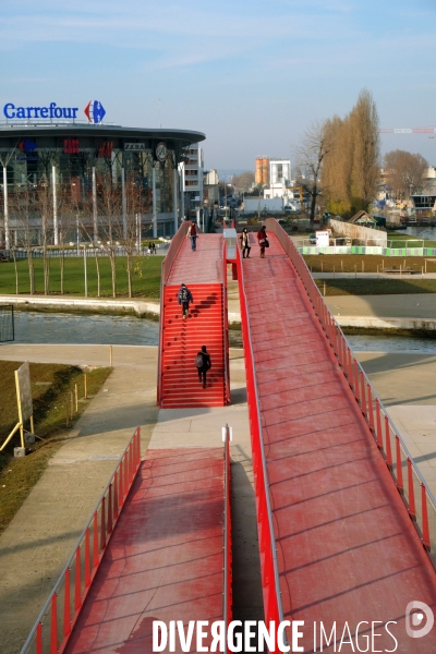 Le Grand Paris. La passerelle du canal Saint Denis entre Paris et Aubervilliers