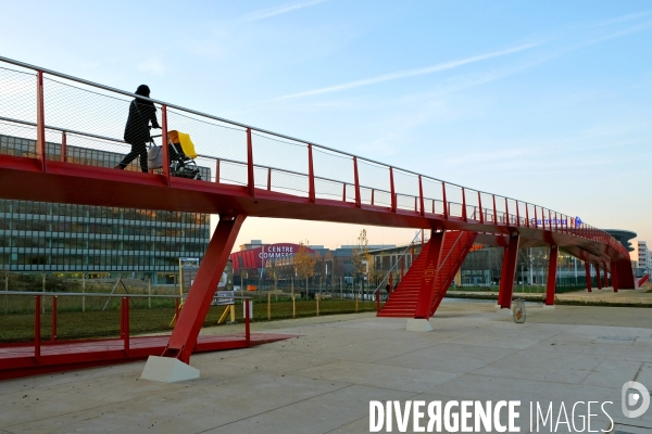 Le Grand Paris. La passerelle du canal Saint Denis entre Paris et Aubervilliers