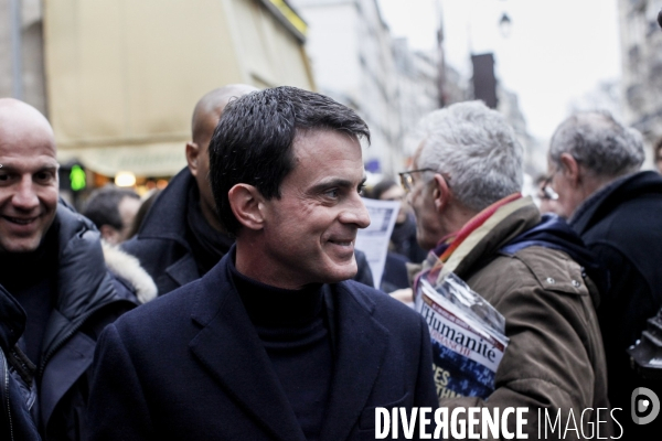 Manuel Valls en campagne pour les primaires du PS au Marché des Enfants Rouges