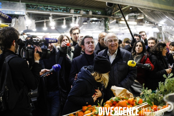 Manuel Valls en campagne pour les primaires du PS au Marché des Enfants Rouges