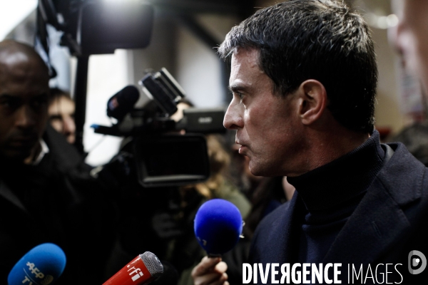 Manuel Valls en campagne pour les primaires du PS au Marché des Enfants Rouges