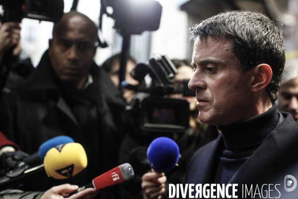 Manuel Valls en campagne pour les primaires du PS au Marché des Enfants Rouges