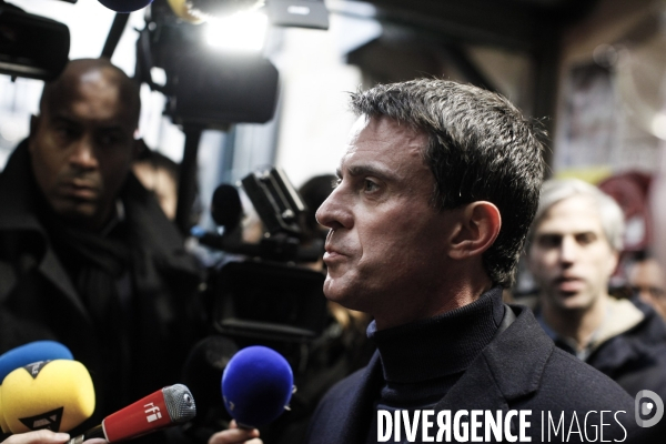 Manuel Valls en campagne pour les primaires du PS au Marché des Enfants Rouges